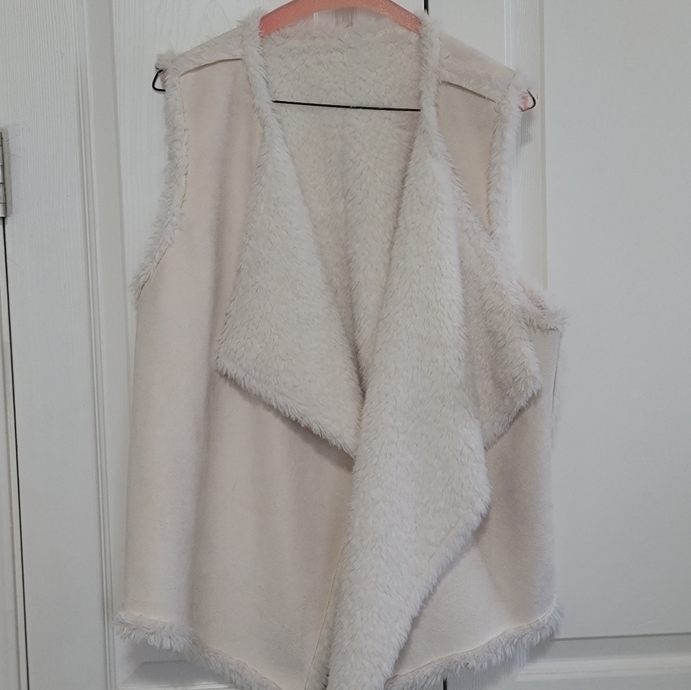 NWOT Reversible Faux Fur & Suede Vest Size L